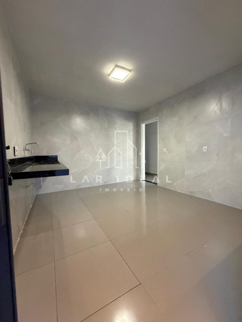 Amplo sobrado com 02 quartos e 02 suítes, edícula com piscina, na região da Vila A