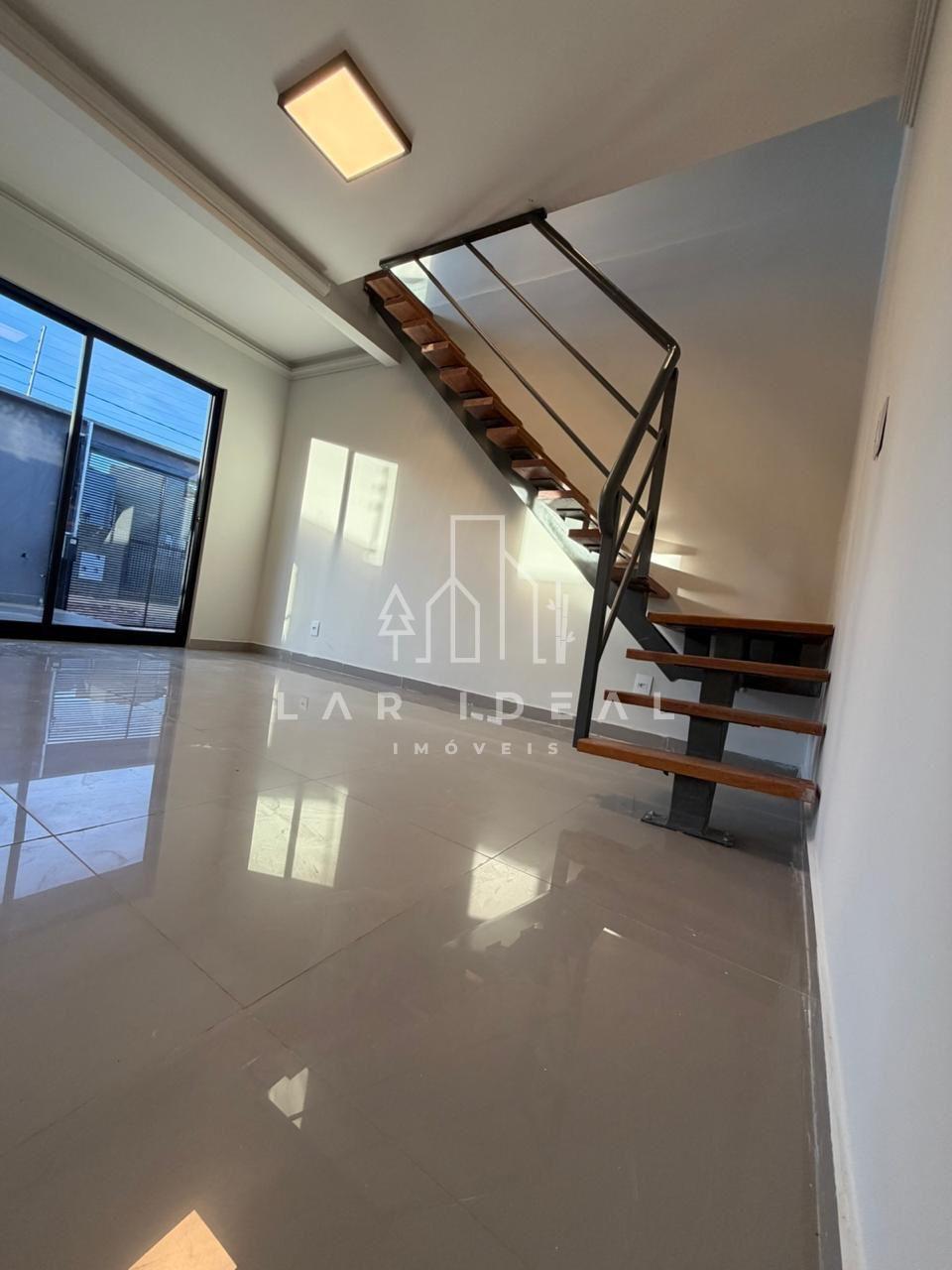 Amplo sobrado com 02 quartos e 02 suítes, edícula com piscina, na região da Vila A