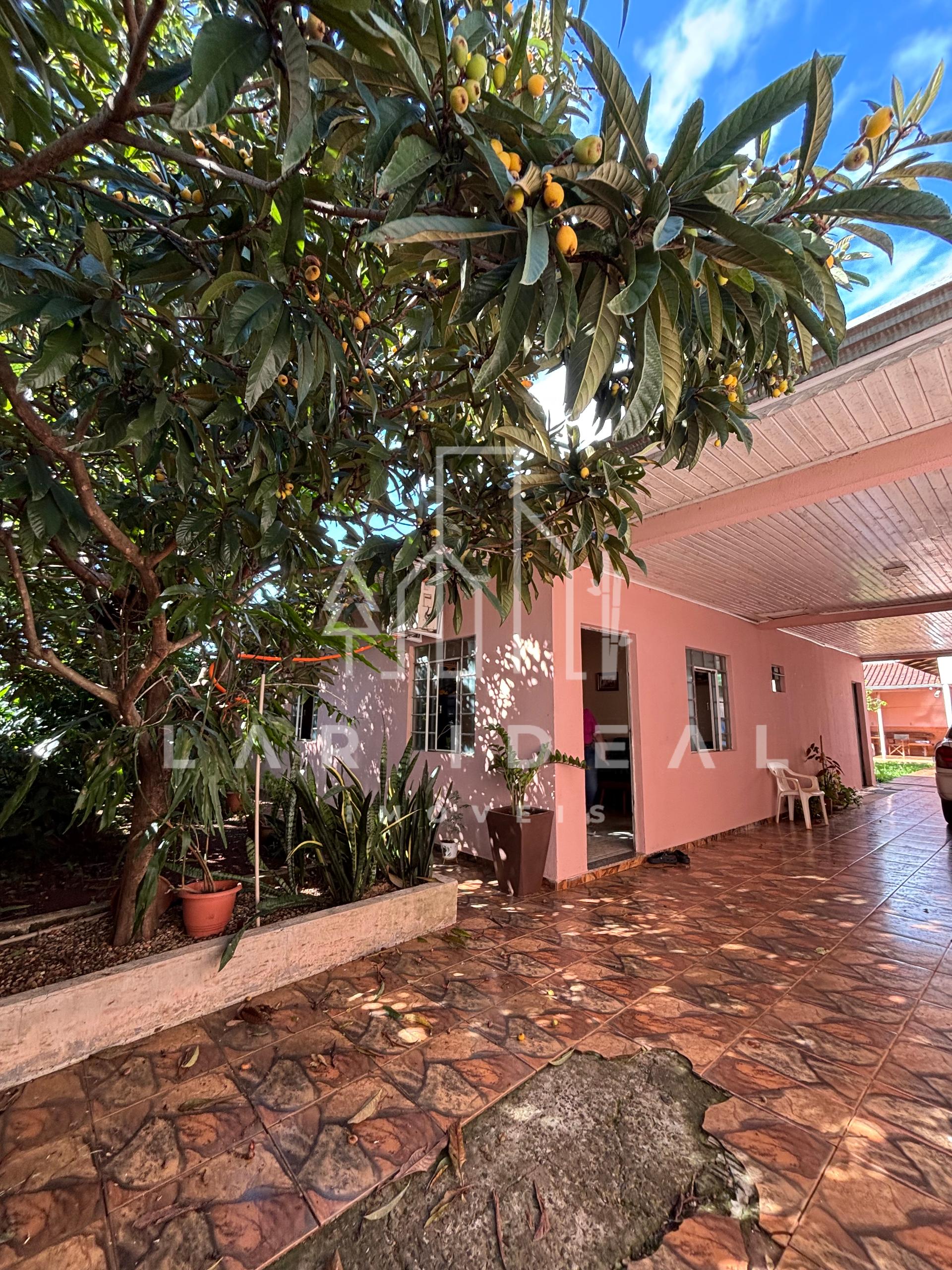 Casa à venda em terreno amplo no Jardim Dona Leila em Foz do Iguaçu