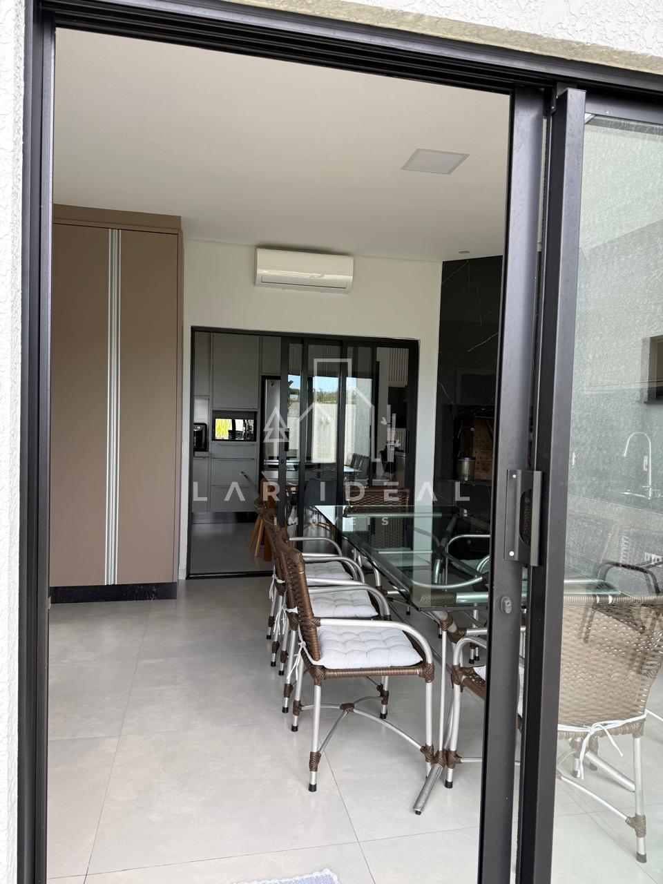 Encantadora casa com 3 dormitórios no Condomínio Asa Sul, Pronta para morar! Porteira Fechada