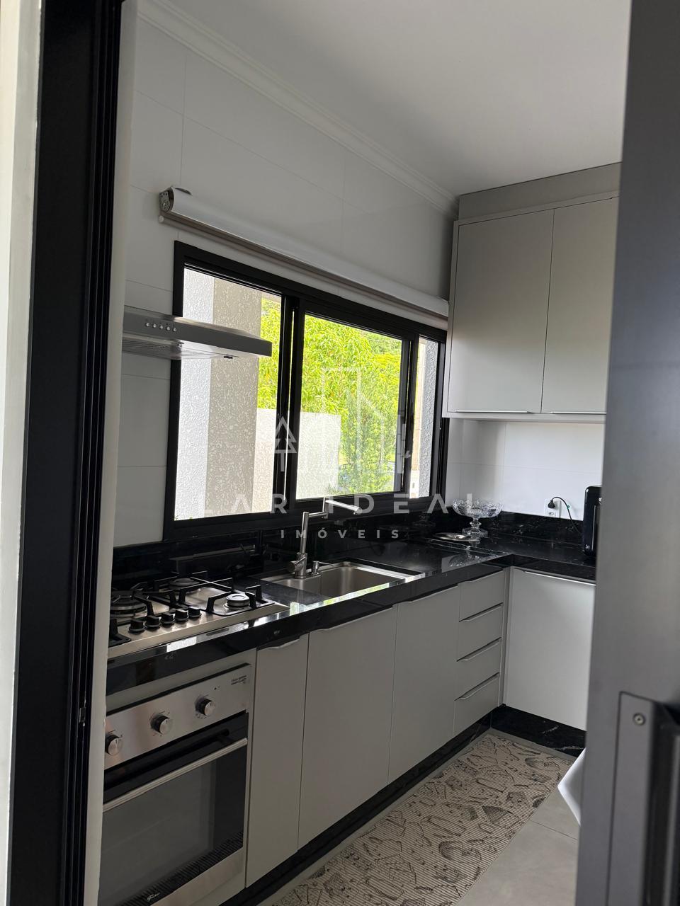 Encantadora casa com 3 dormitórios no Condomínio Asa Sul, Pronta para morar! Porteira Fechada