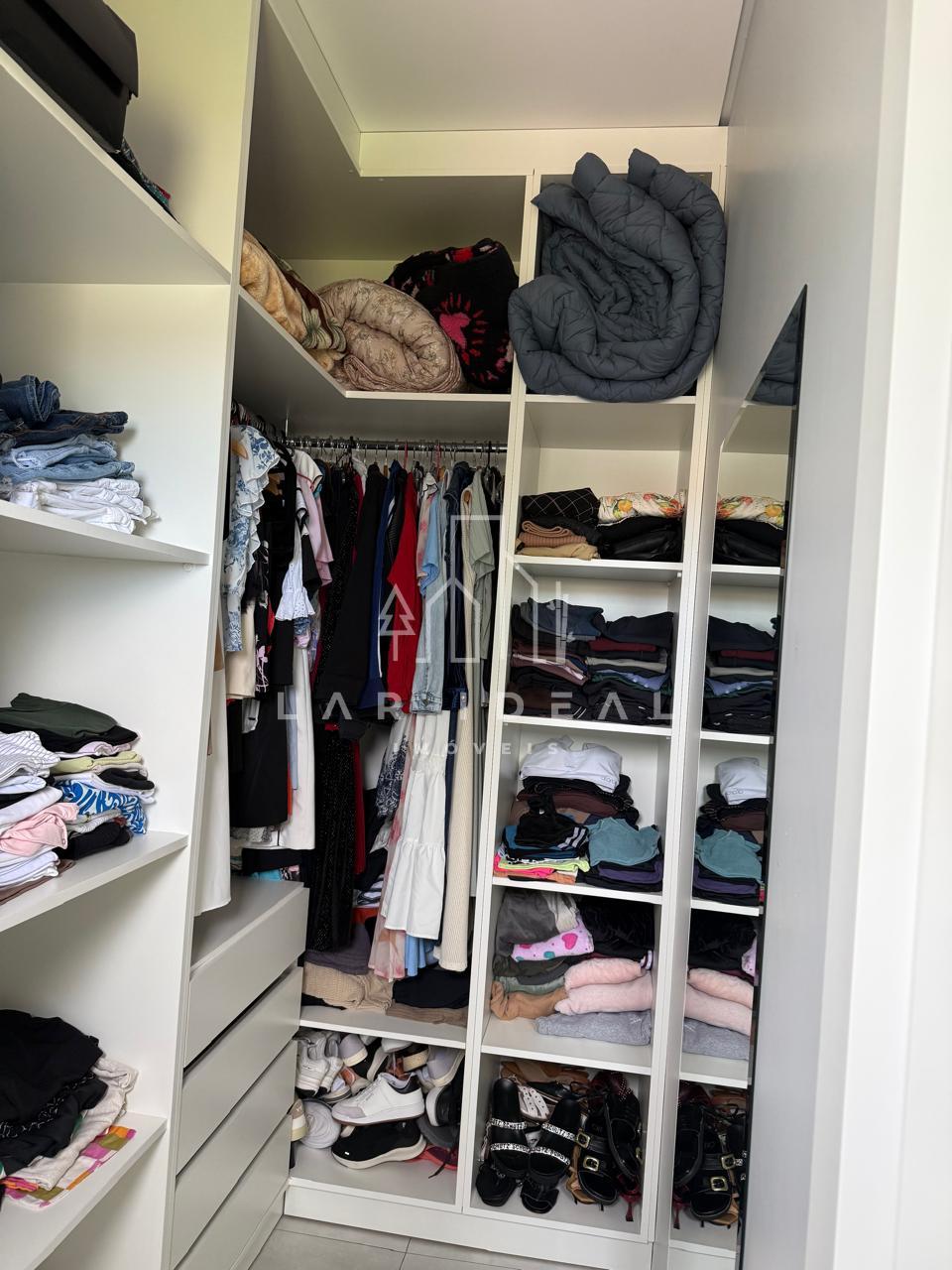 Encantadora casa com 3 dormitórios no Condomínio Asa Sul, Pronta para morar! Porteira Fechada