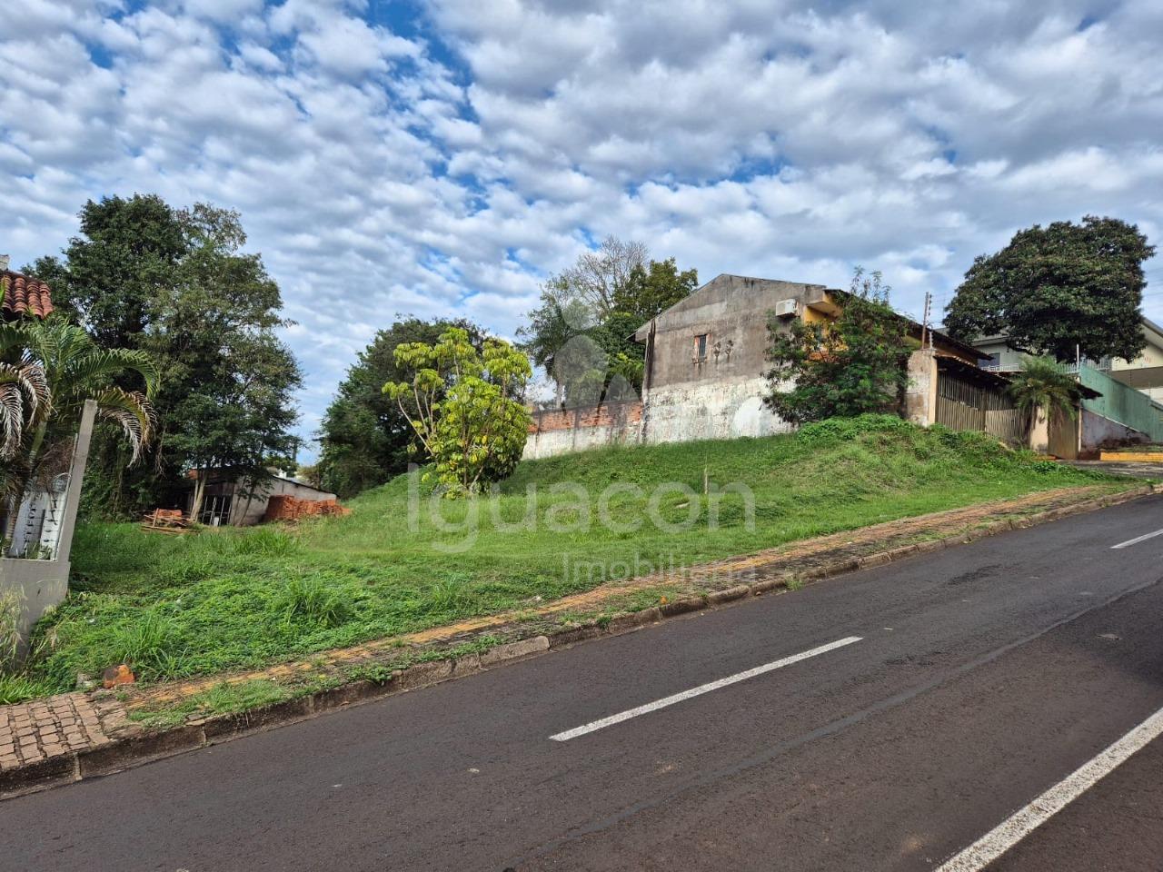 Terreno Sub Esquina de 675m  no Centro próximo Avenida Brasil