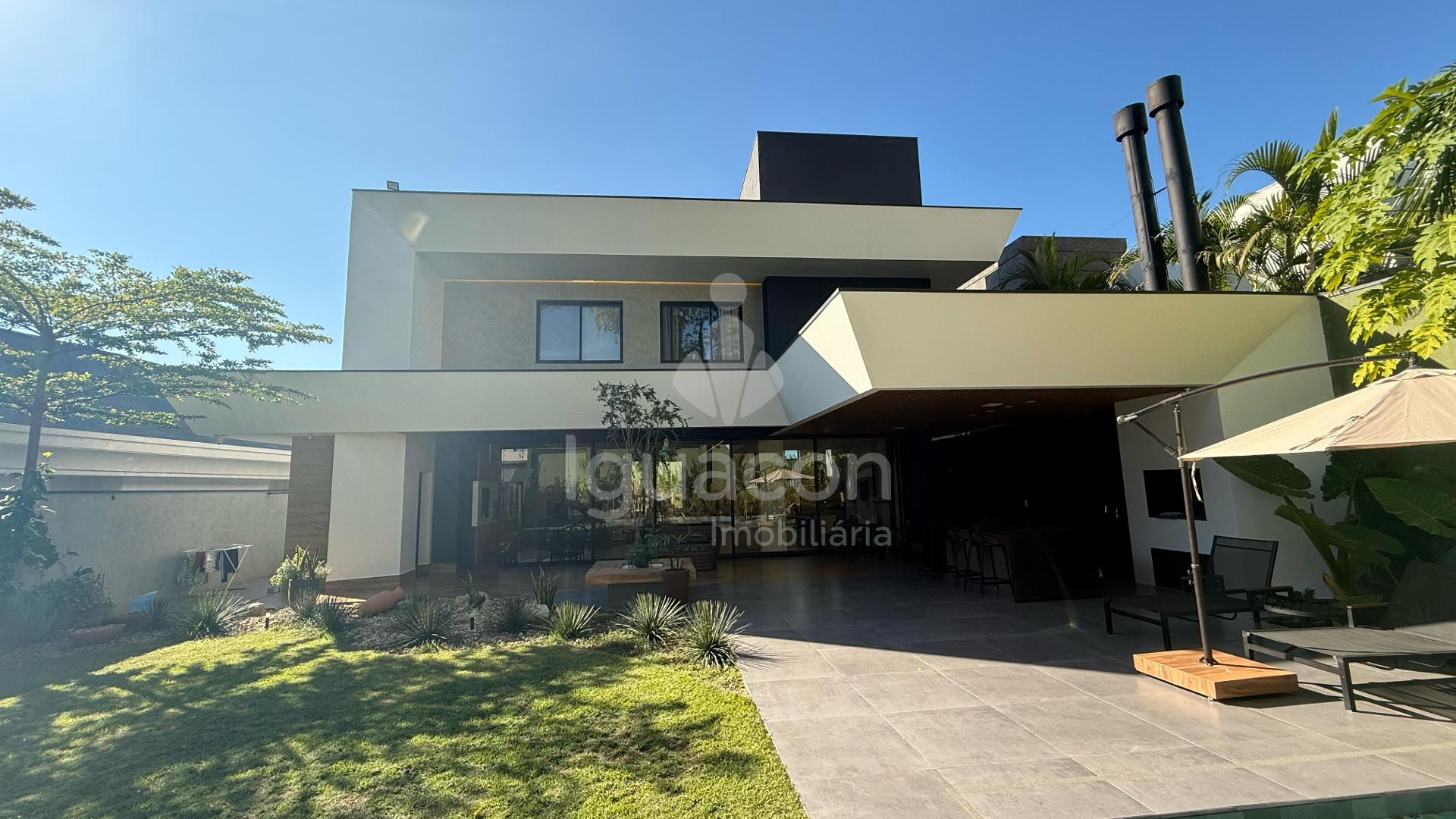 Sobrado Alto Padrão com 04 Suítes e Piscina com Ilha no Condom...