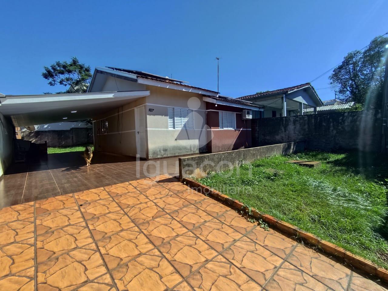 Casa com 02 Dormitórios e 03 Vagas de Garagem no Jardim Univer...