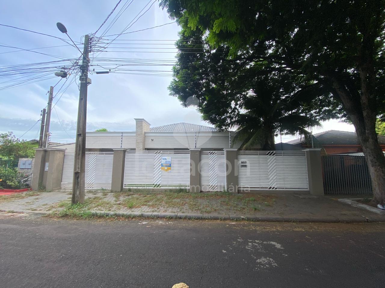 Casa com 03 Su?tes e ?rea Gourmet com Churrasqueira no Jardim ...