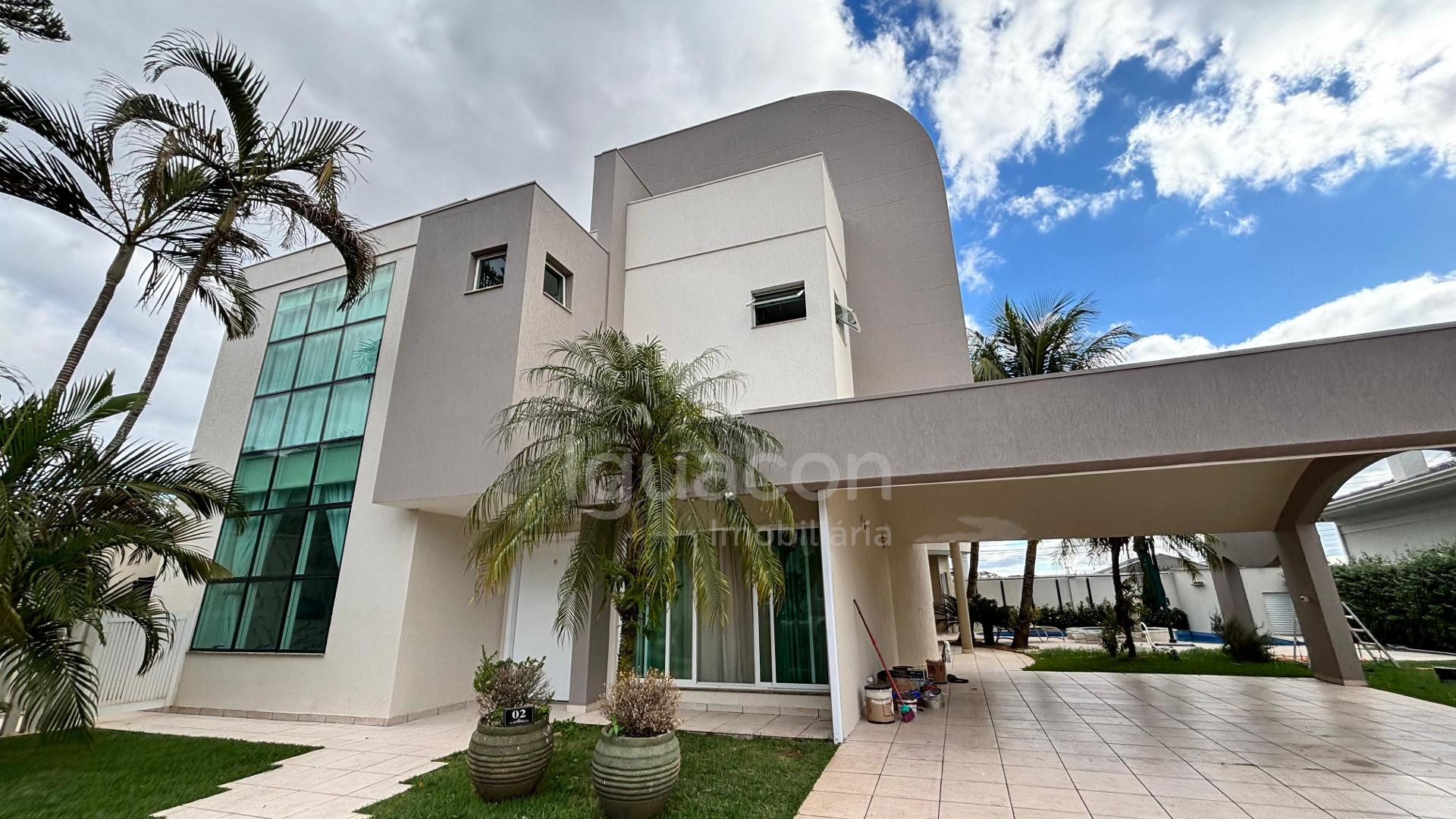 Casa de Alto Padrão com 03 Suites e Piscina com Deck no Condom...
