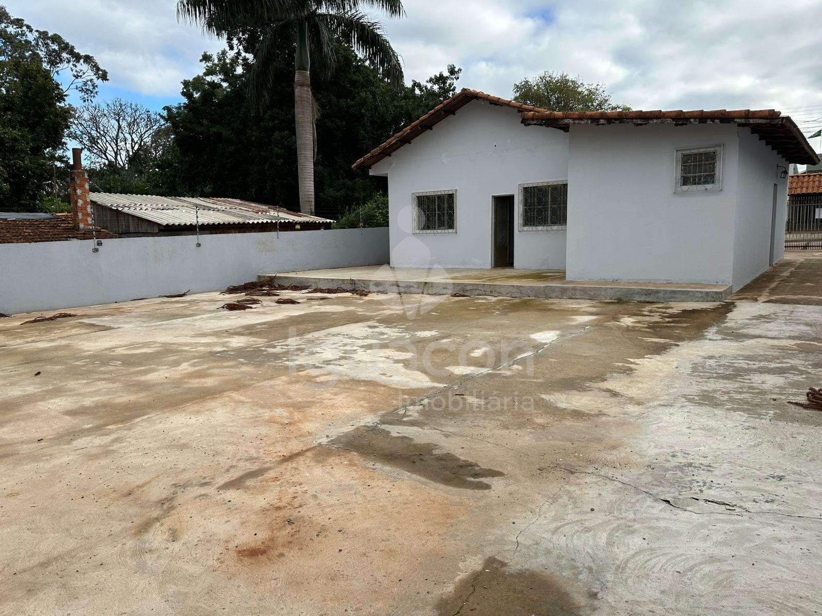 Casa com 03 Dormitórios e Amplo Terreno no Jardim Petrópolis