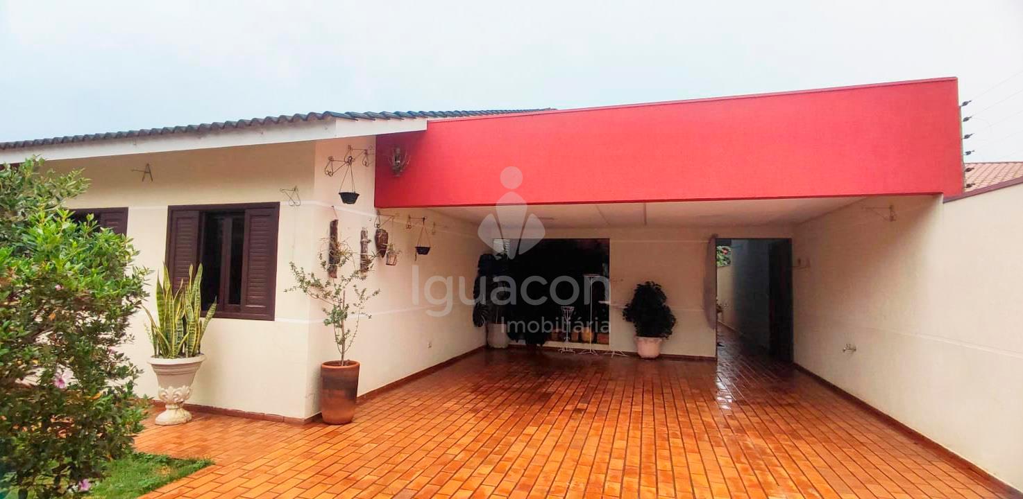 Casa com 04 Dormitórios sendo 01 Suite e Piscina na Vila Yolan...