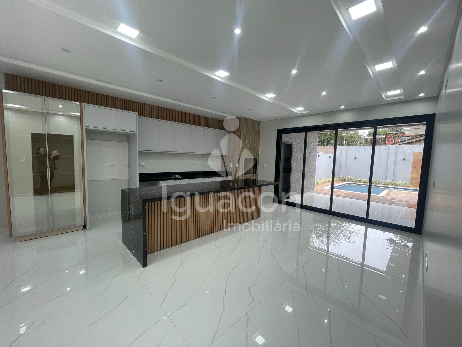 Casa Térrea com 03 Suites sendo 01 Suite Master e Pergolado com Piscina no Condomínio Safira