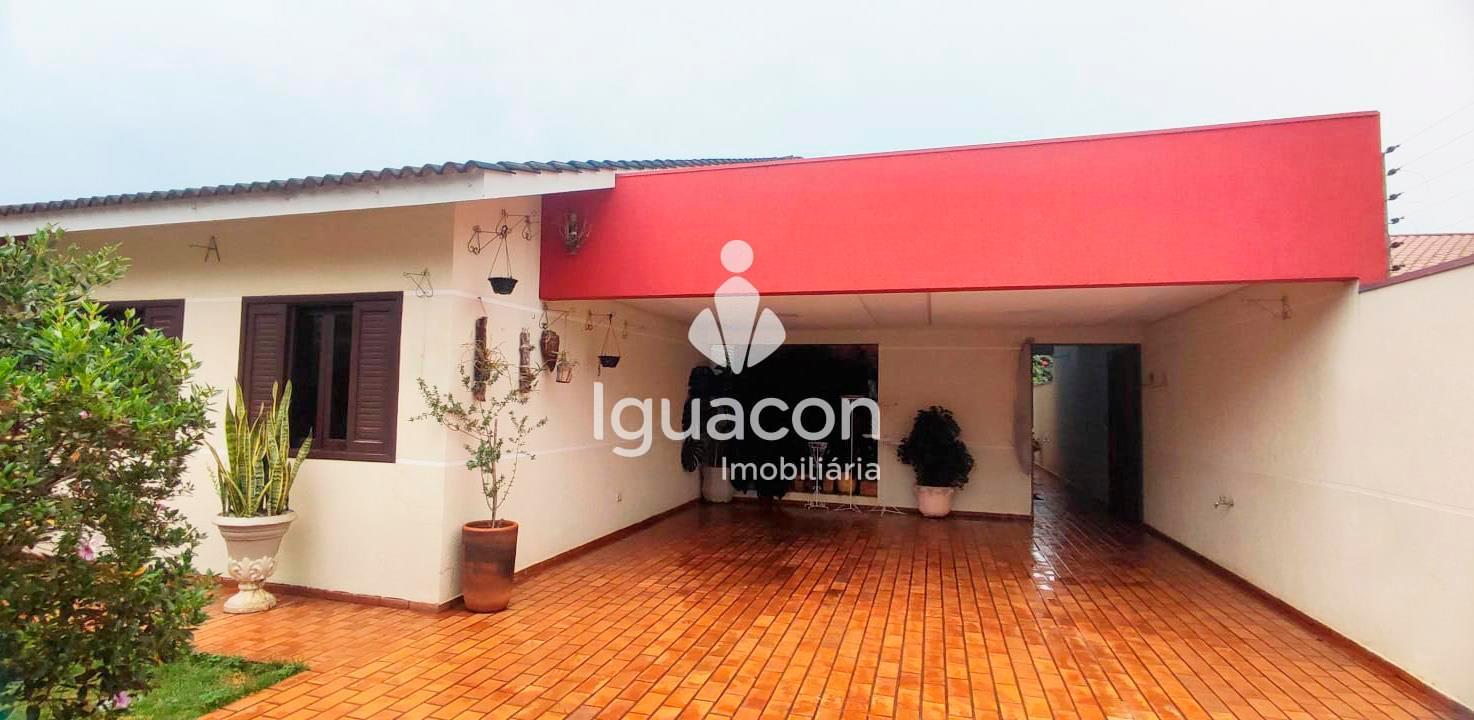 Casa com 04 Dormit?rios sendo 01 Suite e Piscina na Vila Yolan...