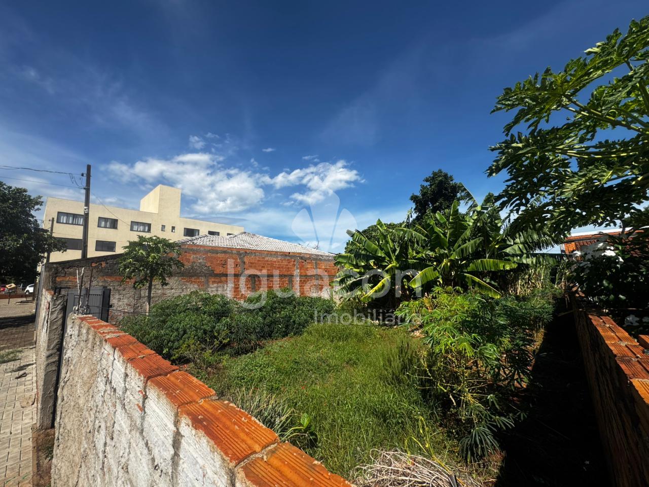 Terreno de 299m  á venda no Loteamento Jardim Ipê na Região da Vila A