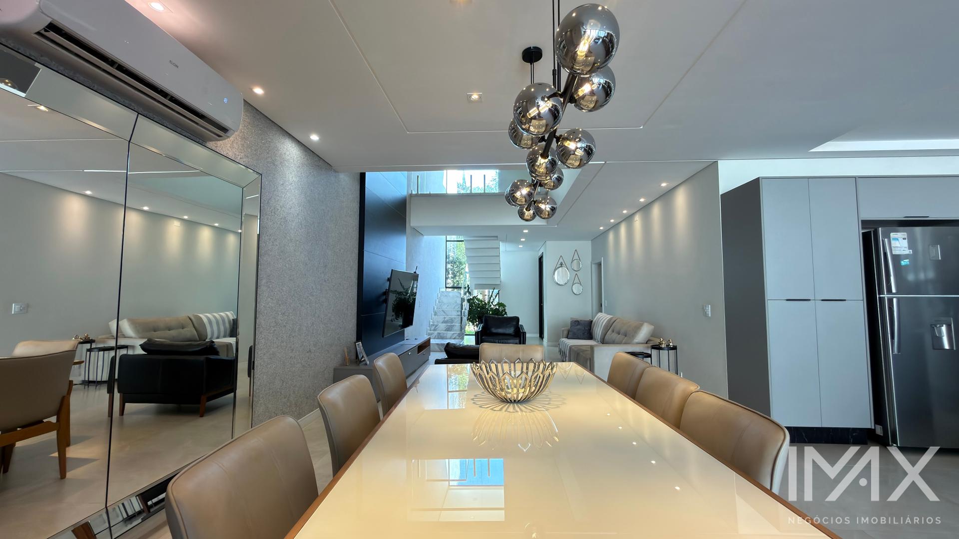 Sobrado Totalmente Mobiliado à Venda no Jardim Lancaster, 298m2 por R 2.500.000,00.