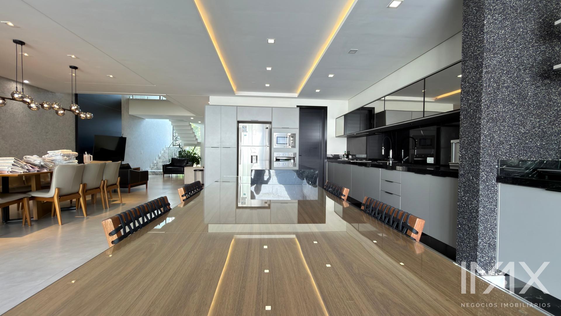 Sobrado Totalmente Mobiliado à Venda no Jardim Lancaster, 298m2 por R 2.500.000,00.