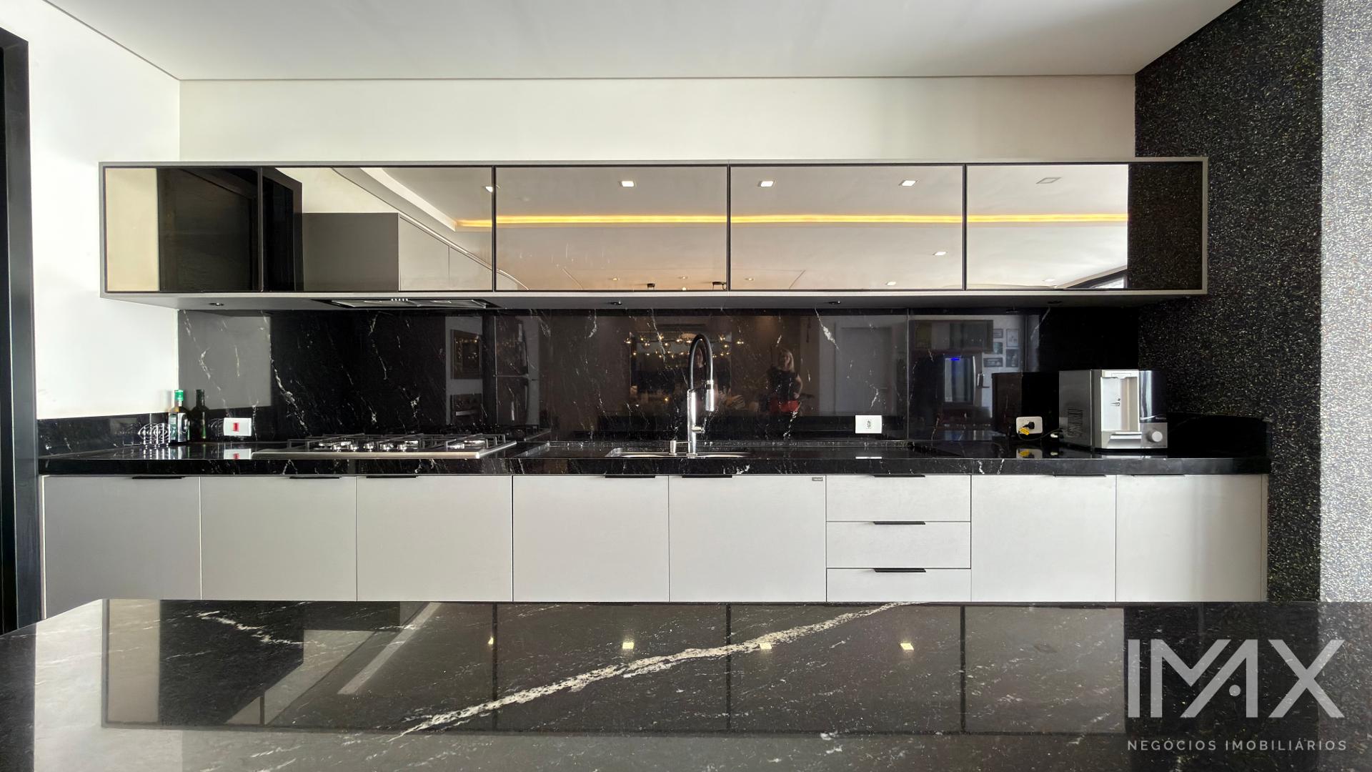 Sobrado Totalmente Mobiliado à Venda no Jardim Lancaster, 298m2 por R 2.500.000,00.