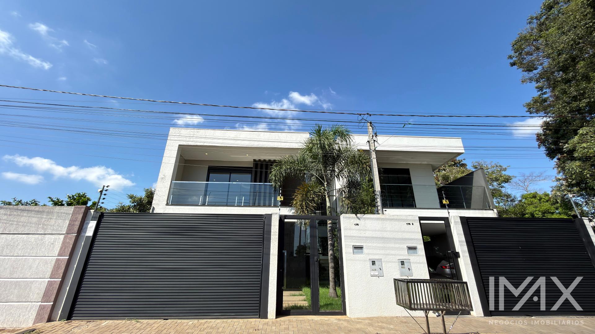 Sobrado Totalmente Mobiliado à Venda no Jardim Lancaster, 298m2 por R 2.500.000,00.