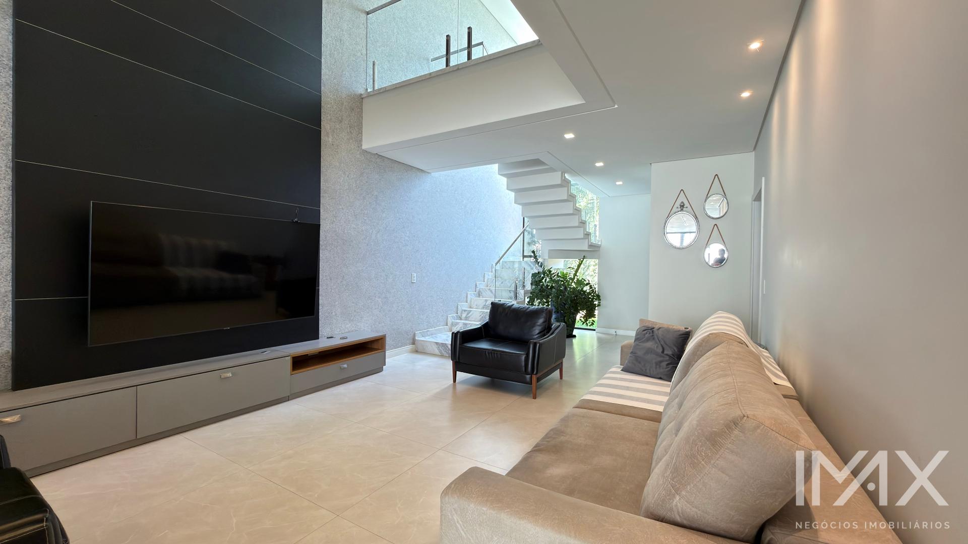 Sobrado Totalmente Mobiliado à Venda no Jardim Lancaster, 298m2 por R 2.500.000,00.