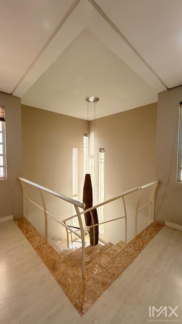 Sobrado à Venda no Condomínio Maria Teresa, 408m2 por R$5.500.000,00.