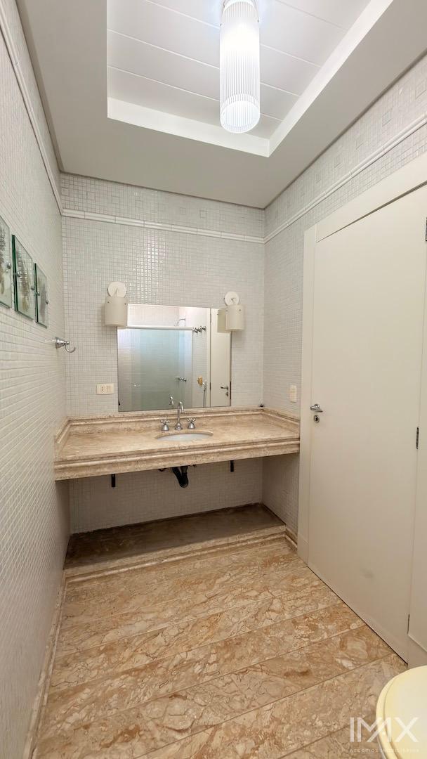 Sobrado à Venda no Condomínio Maria Teresa, 408m2 por R$5.500.000,00.