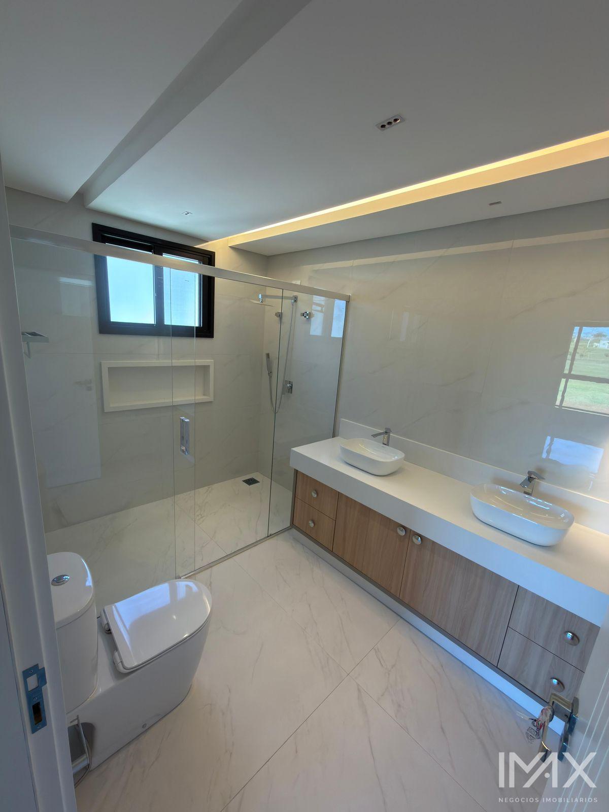 Sobrado disponível para Locação no Royal Boulevard, 374m2 por R$23.000,00mês.