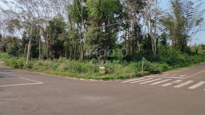 TERRENO DE ESQUINA, BEM LOCALIZADO NO LOTEAMENTO ECOVILLE 1