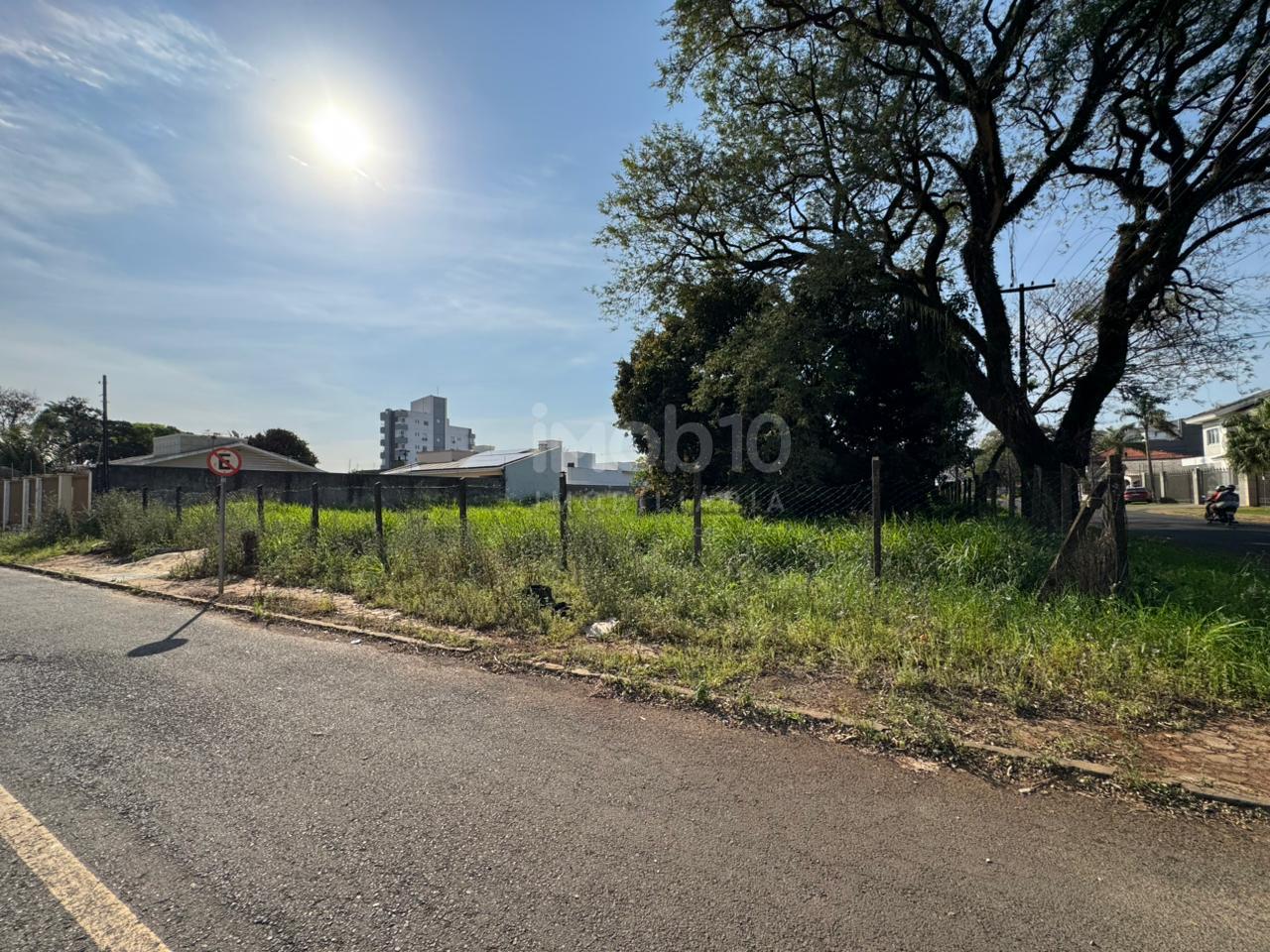 TERRENO DE ESQUINA A VENDA NA VILA A, UMA QUADRA DA AV. SILVIO AMÉRICO SASDELLI