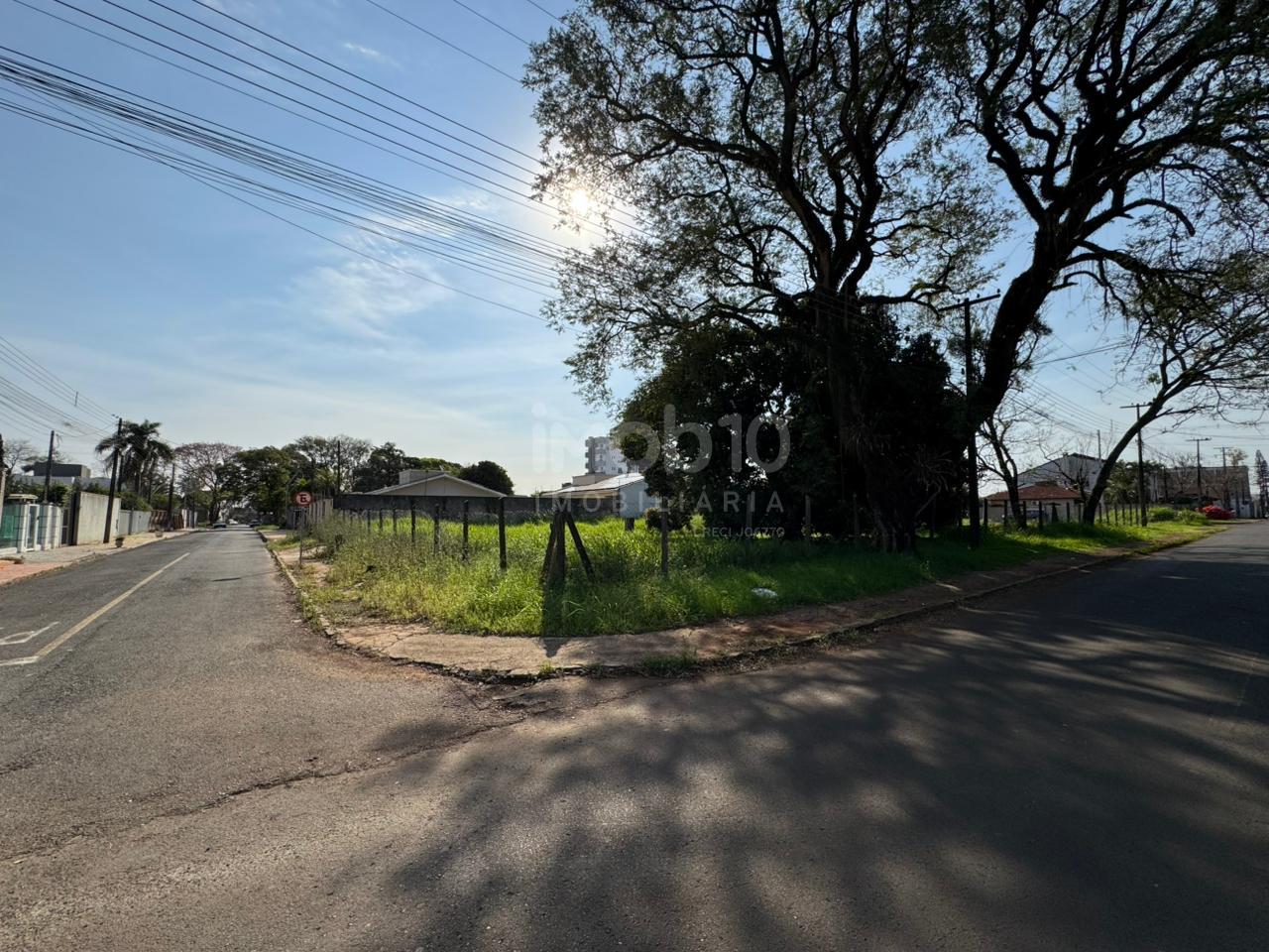 TERRENO DE ESQUINA A VENDA NA VILA A, UMA QUADRA DA AV. SILVIO AMÉRICO SASDELLI