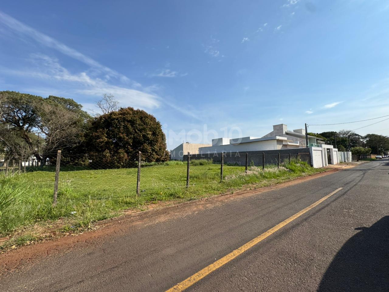 TERRENO DE ESQUINA A VENDA NA VILA A, UMA QUADRA DA AV. SILVIO AMÉRICO SASDELLI
