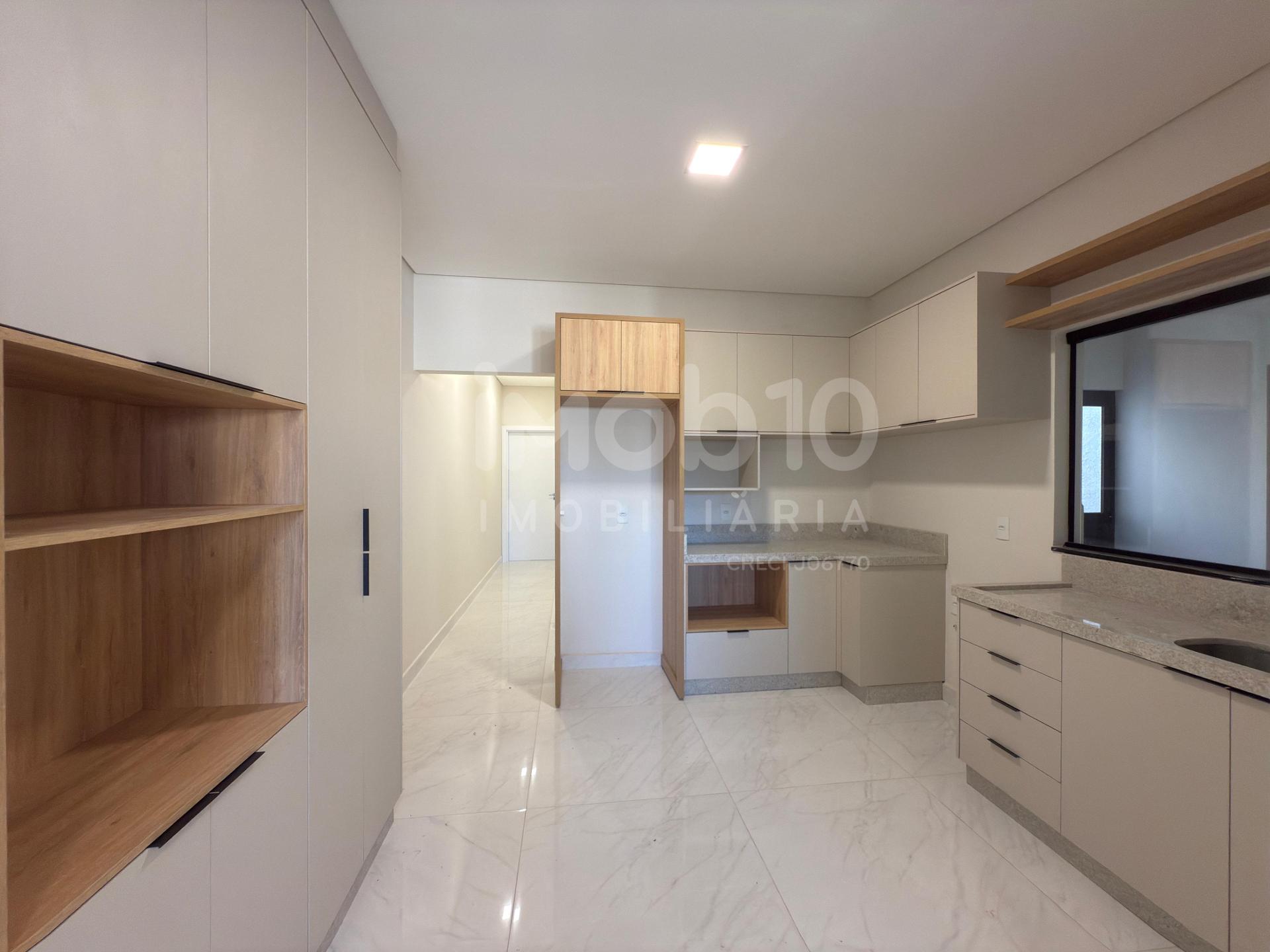 CASA COM UMA SUÍTE   UM QUARTO, À VENDA NO JARDIM CANADÁ, AO LADO DA VILA A