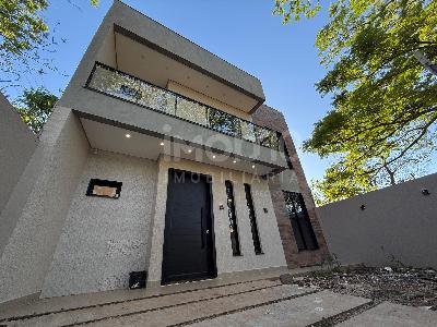 Sobrado ? venda, Vila A, com 2 su?tes, pr?ximo ? Av Tancredo N...