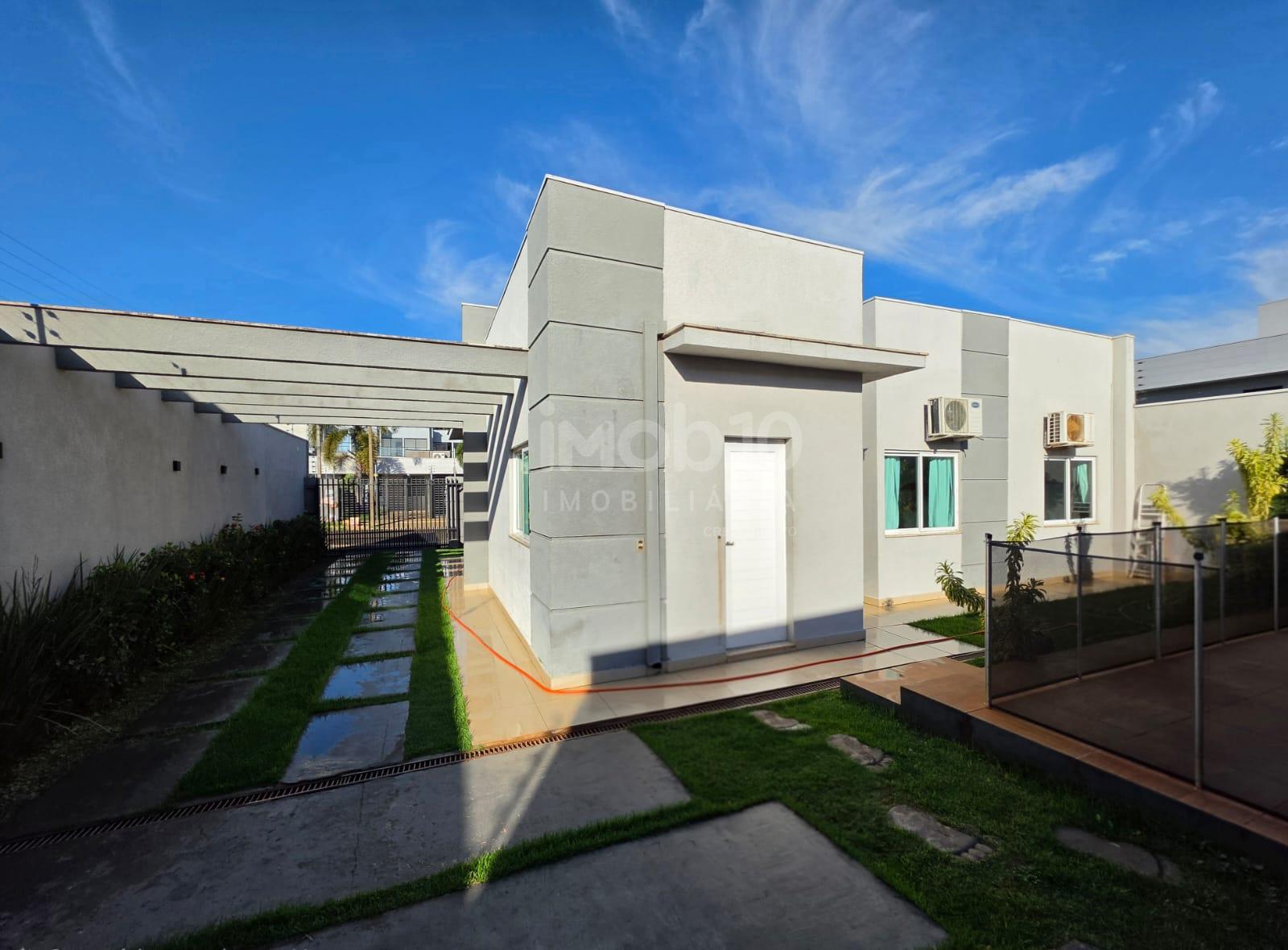 CASA TÉRREA COM PISCINA E EDÍCULA COM CHURRASQUEIRA NO JARDIM BOURBON EM FOZ.