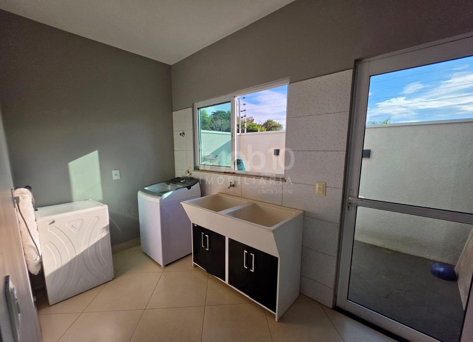 CASA TÉRREA COM PISCINA E EDÍCULA COM CHURRASQUEIRA NO JARDIM BOURBON EM FOZ.