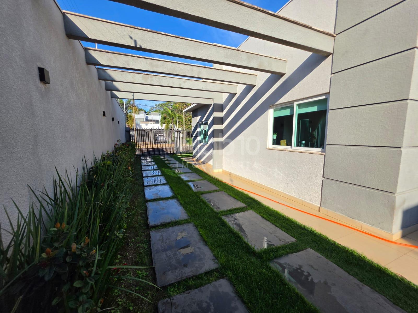 CASA TÉRREA COM PISCINA E EDÍCULA COM CHURRASQUEIRA NO JARDIM BOURBON EM FOZ.
