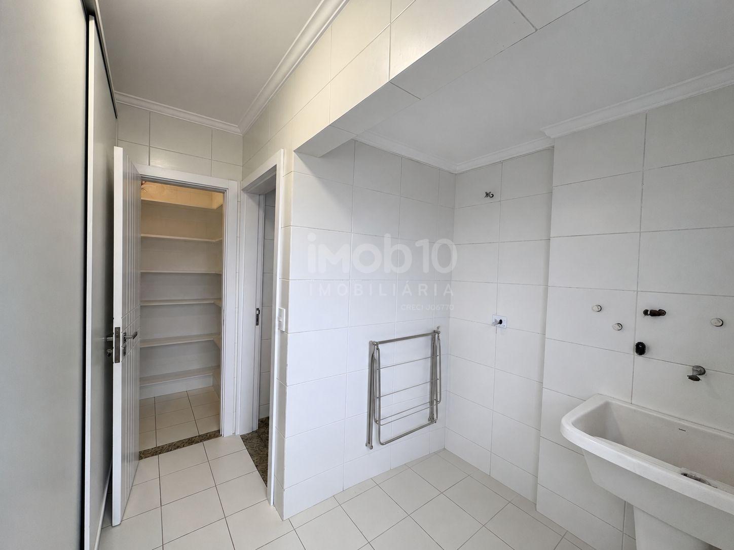 APARTAMENTO MOBILIADO À VENDA NO EDIFÍCIO CARLOS SOTTOMAIOR NO CENTRO DE FOZ