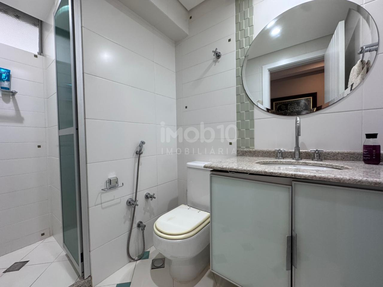 APARTAMENTO MOBILIADO À VENDA NO EDIFÍCIO CARLOS SOTTOMAIOR NO CENTRO DE FOZ