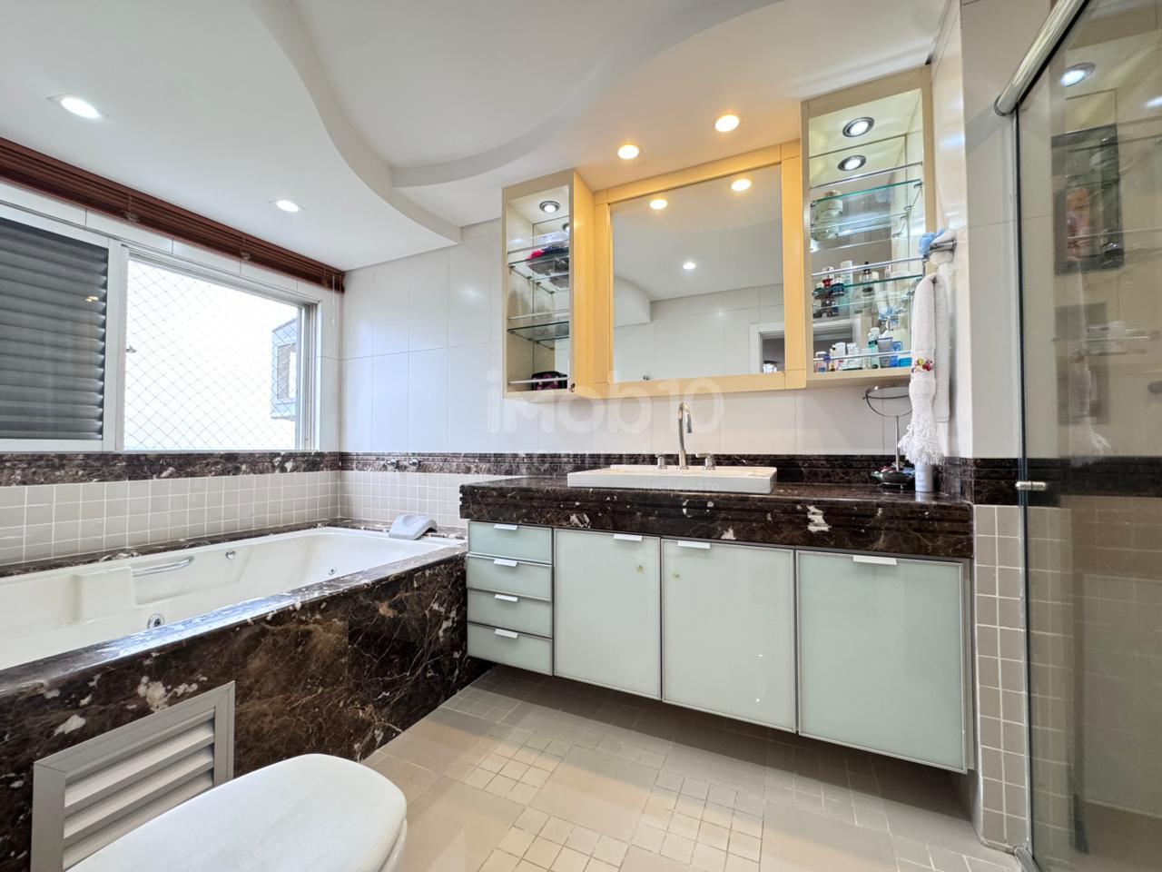 APARTAMENTO MOBILIADO À VENDA NO EDIFÍCIO CARLOS SOTTOMAIOR NO CENTRO DE FOZ
