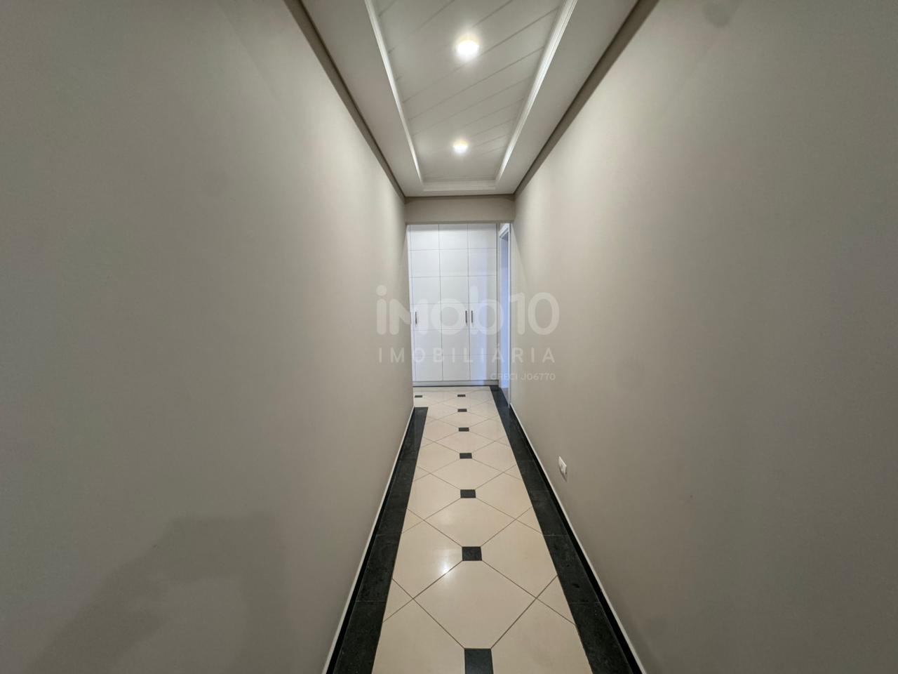 APARTAMENTO MOBILIADO À VENDA NO EDIFÍCIO CARLOS SOTTOMAIOR NO CENTRO DE FOZ