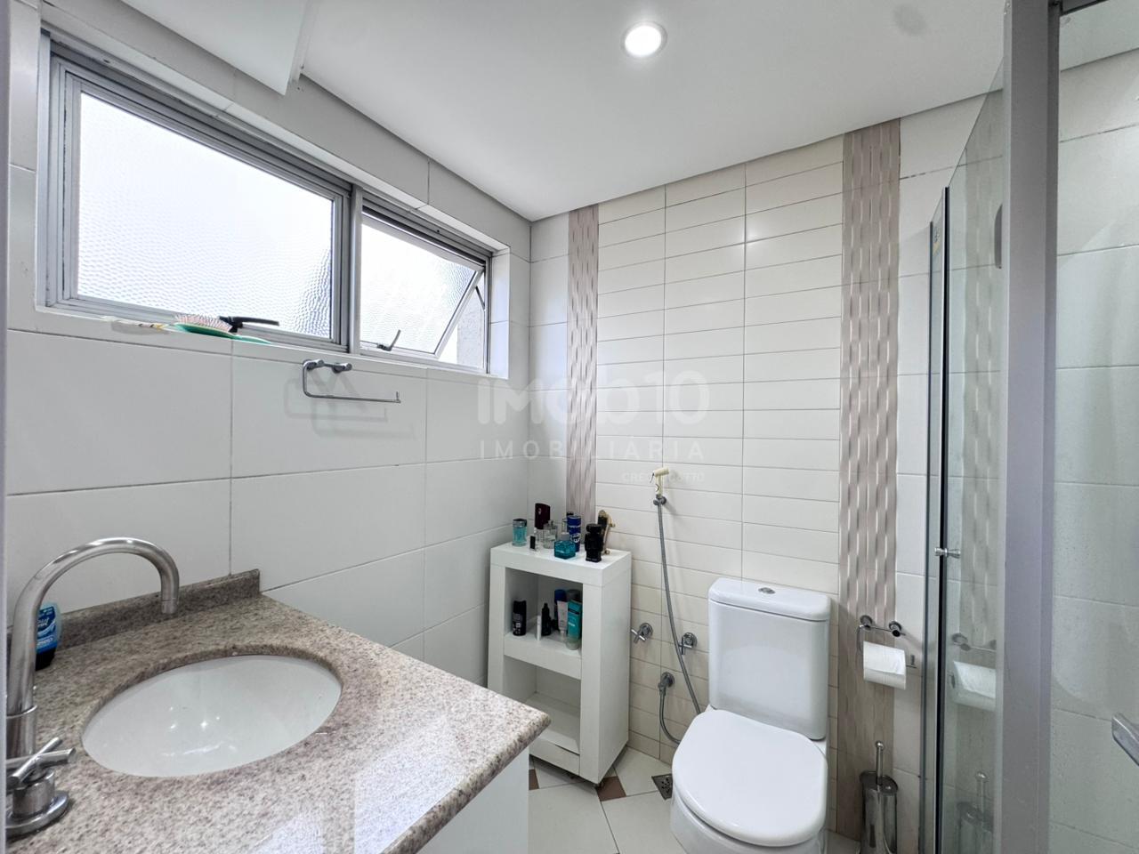 APARTAMENTO MOBILIADO À VENDA NO EDIFÍCIO CARLOS SOTTOMAIOR NO CENTRO DE FOZ