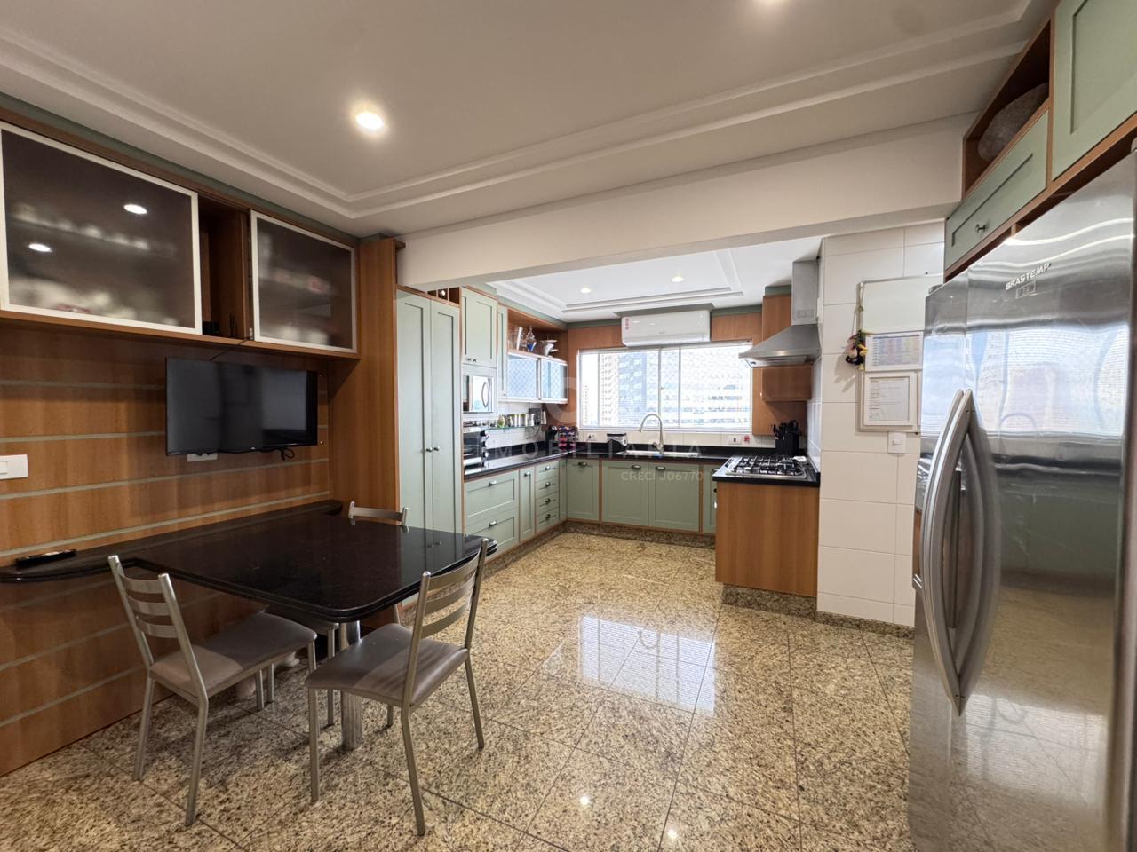 APARTAMENTO MOBILIADO À VENDA NO EDIFÍCIO CARLOS SOTTOMAIOR NO CENTRO DE FOZ