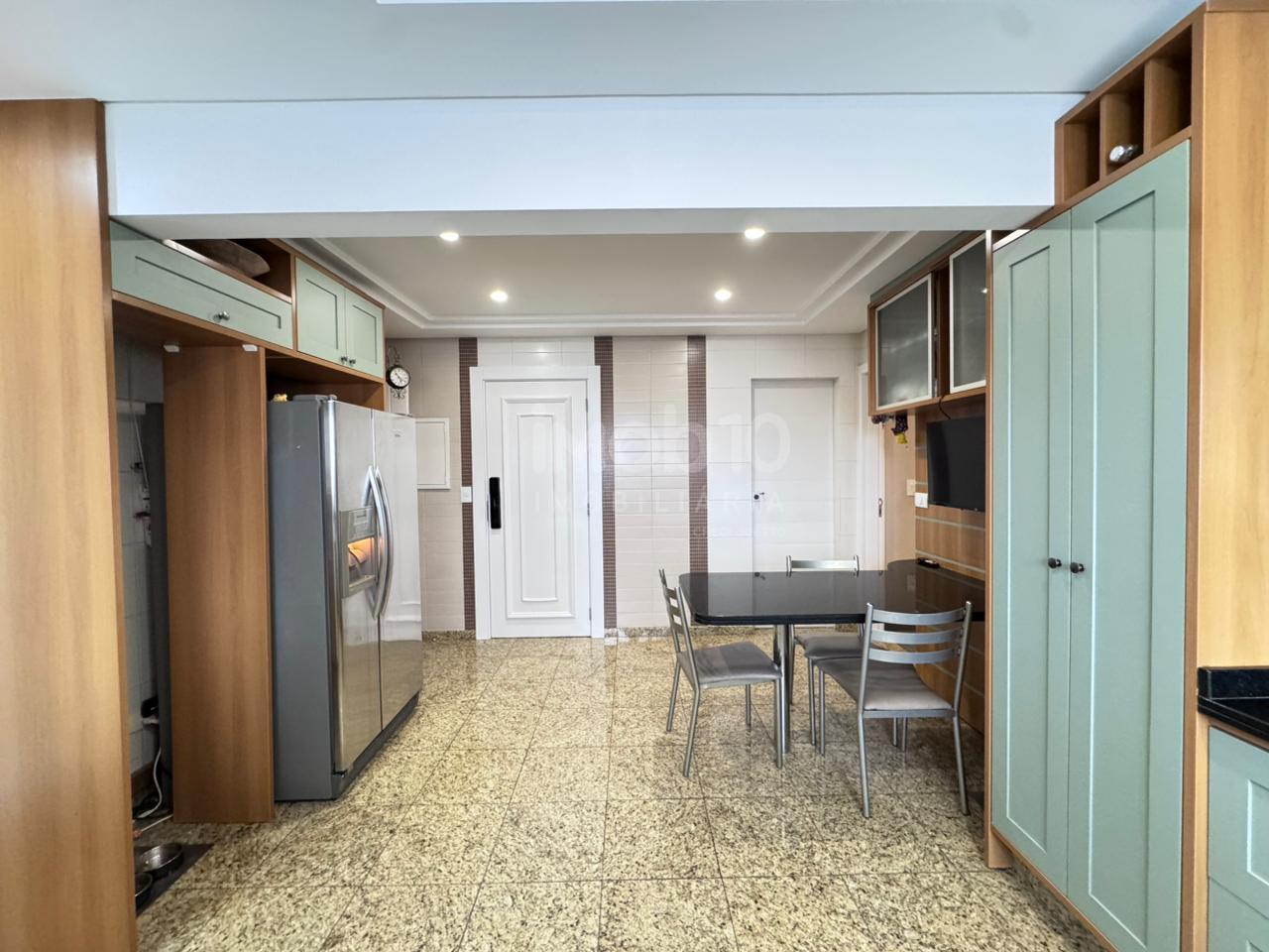 APARTAMENTO MOBILIADO À VENDA NO EDIFÍCIO CARLOS SOTTOMAIOR NO CENTRO DE FOZ