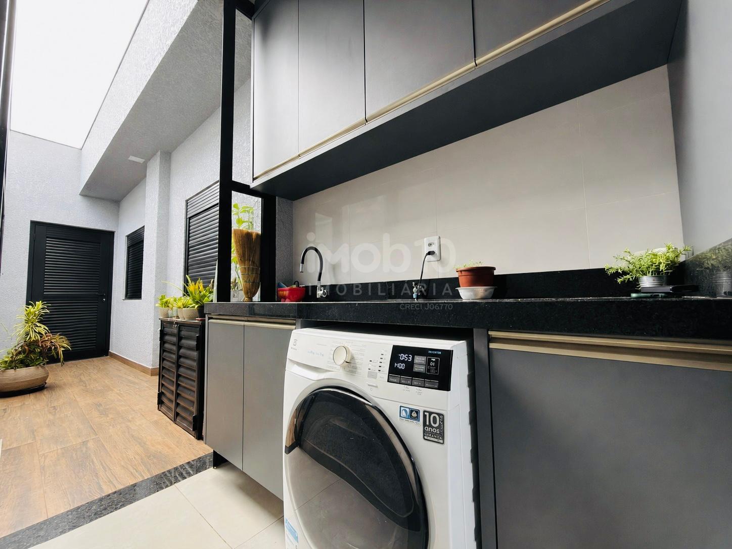 CASA  À VENDA SEMI-MOBILIADA COM 1 SUÍTE + 2 QUARTOS  NO PARQUE IMPERATRIZ