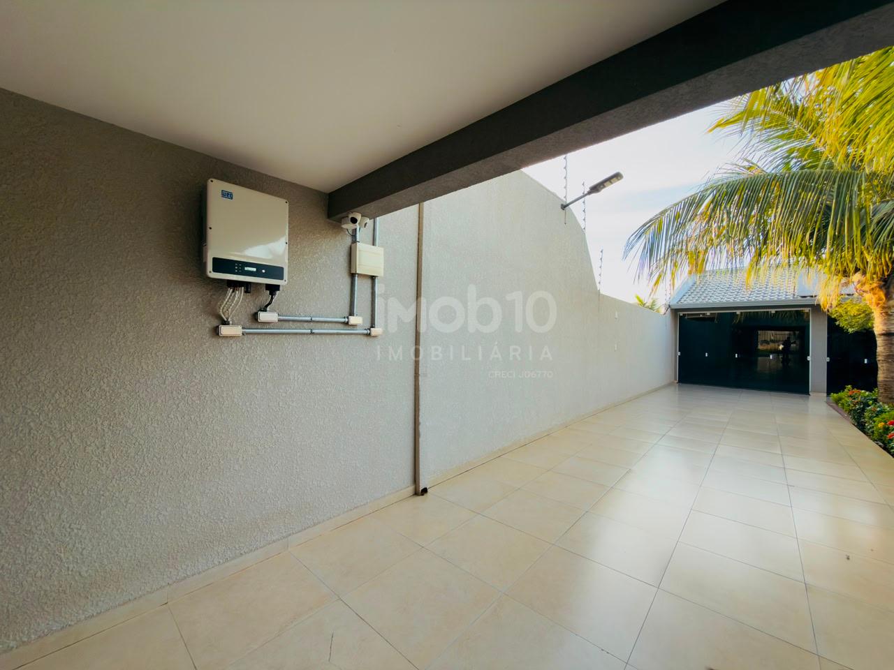 SOBRADO À VENDA NO JARDIM APORÃ COM 4 QUARTOS, ENERGIA SOLAR E  PISCINA