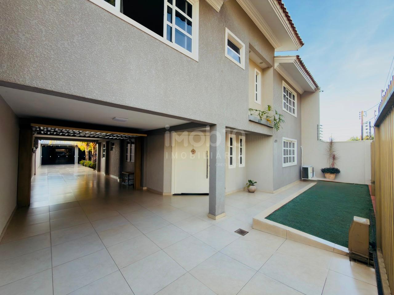 SOBRADO À VENDA NO JARDIM APORÃ COM 4 QUARTOS, ENERGIA SOLAR E  PISCINA