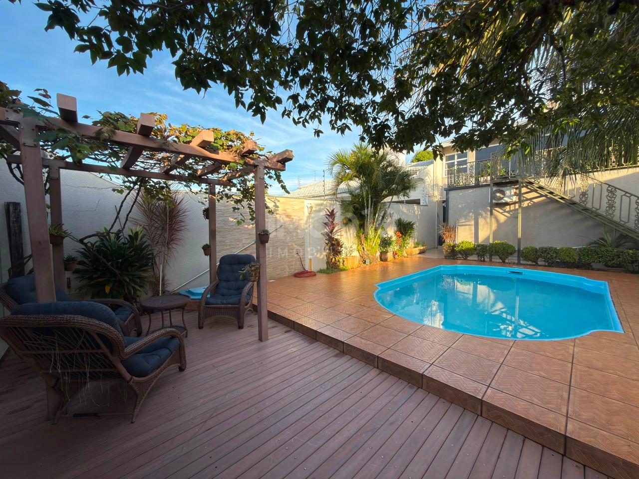 SOBRADO À VENDA NO JARDIM APORÃ COM 4 QUARTOS, ENERGIA SOLAR E  PISCINA