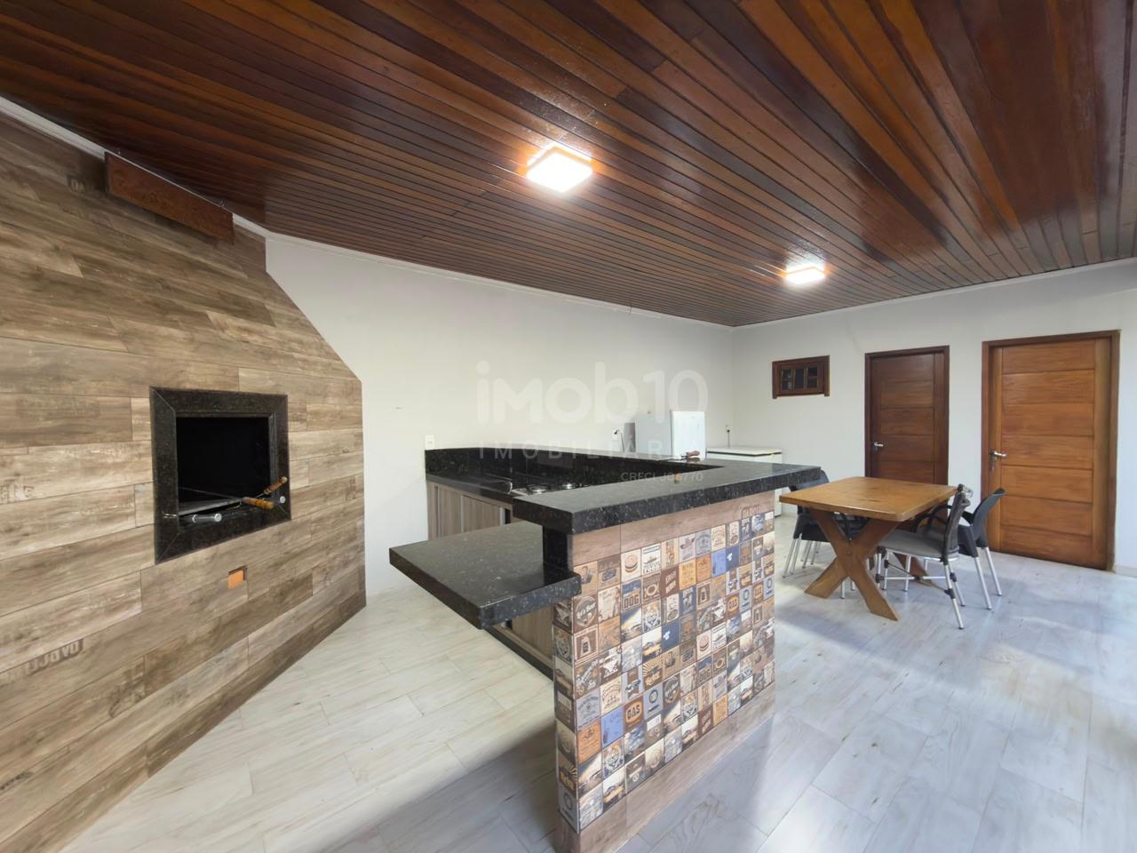 SOBRADO À VENDA NO JARDIM APORÃ COM 4 QUARTOS, ENERGIA SOLAR E  PISCINA