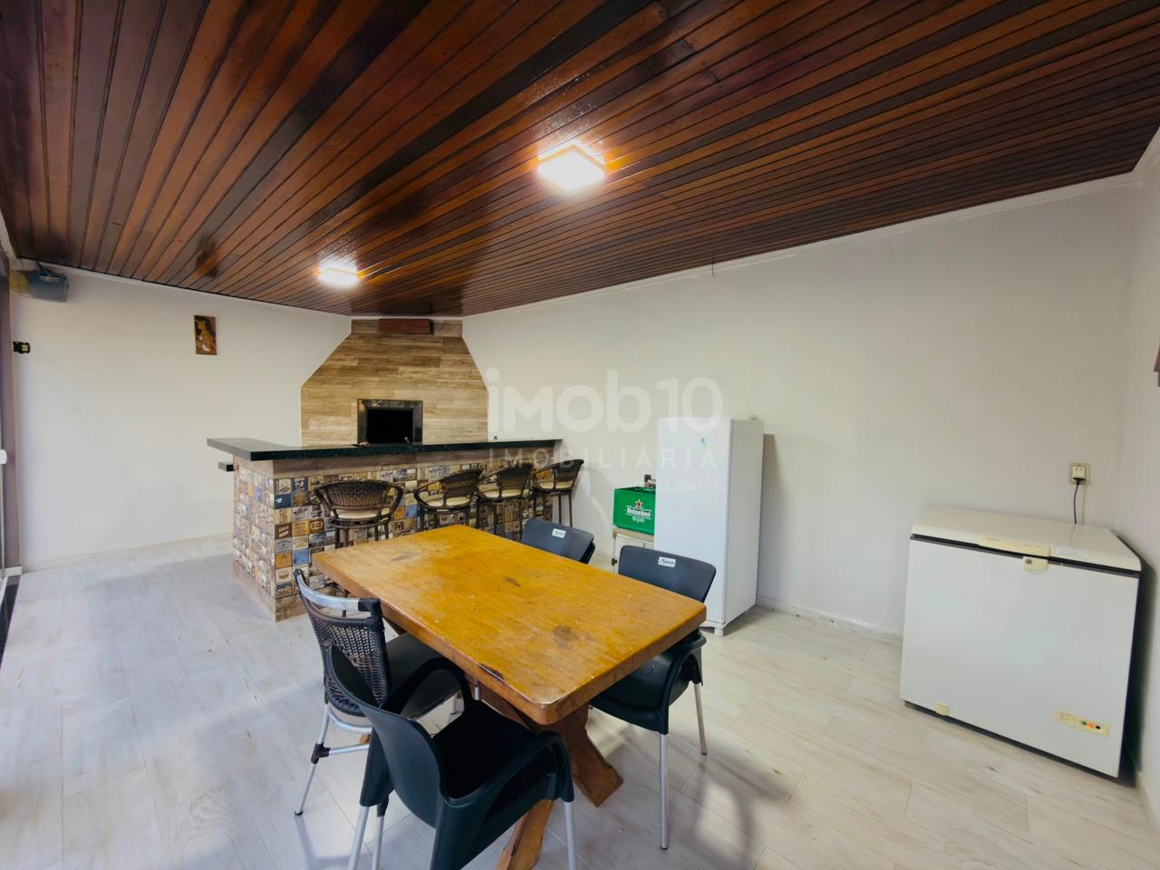 SOBRADO À VENDA NO JARDIM APORÃ COM 4 QUARTOS, ENERGIA SOLAR E  PISCINA
