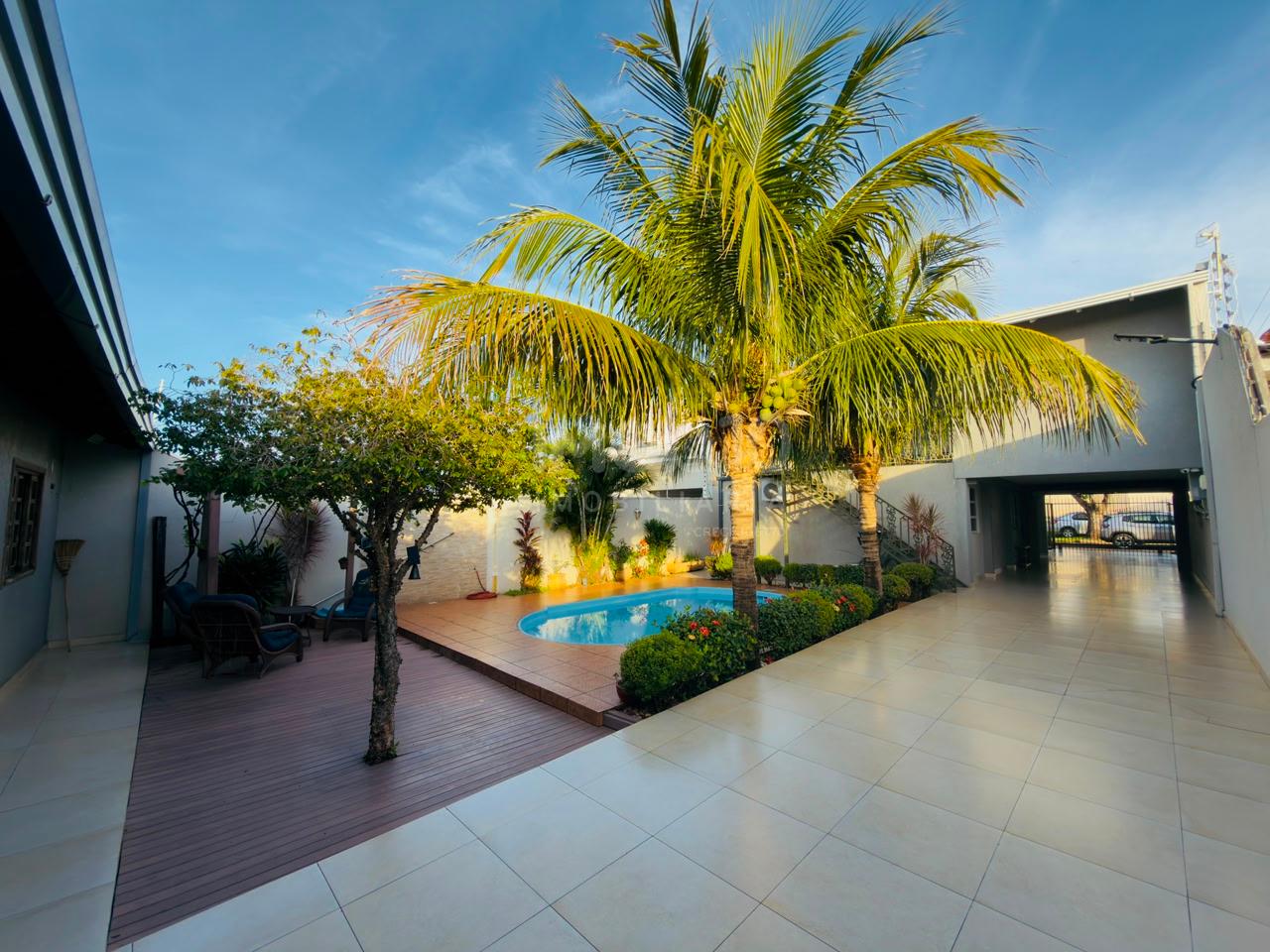 SOBRADO À VENDA NO JARDIM APORÃ COM 4 QUARTOS, ENERGIA SOLAR E  PISCINA