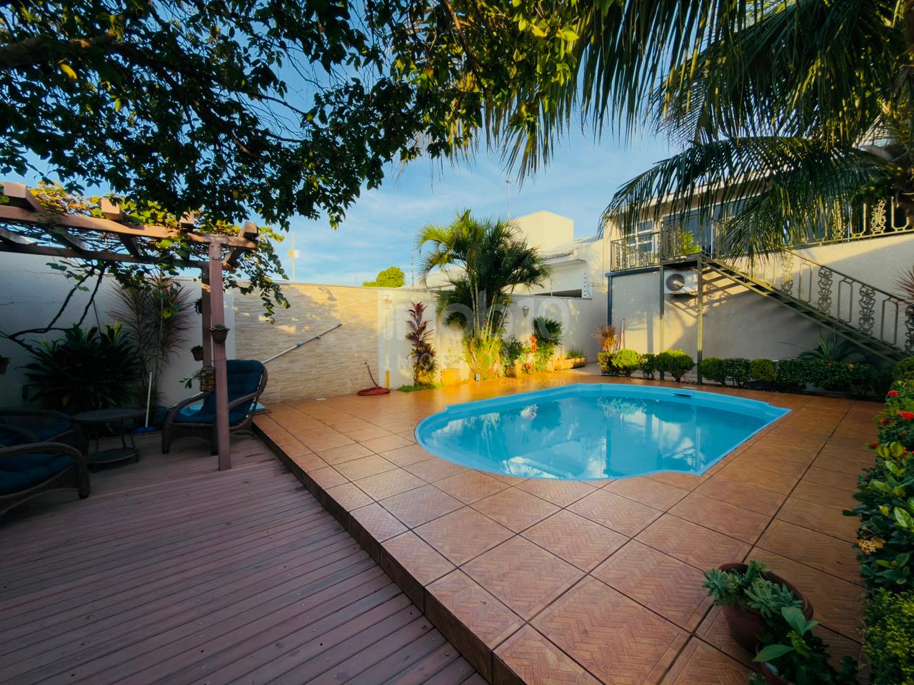 SOBRADO À VENDA NO JARDIM APORÃ COM 4 QUARTOS, ENERGIA SOLAR E  PISCINA