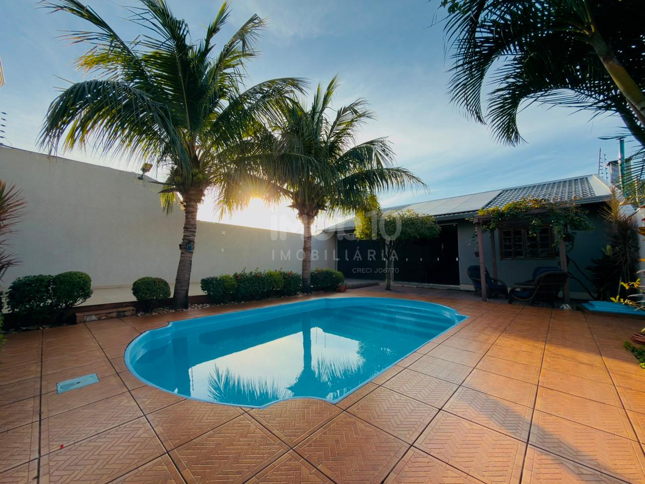 SOBRADO À VENDA NO JARDIM APORÃ COM 4 QUARTOS, ENERGIA SOLAR E  PISCINA