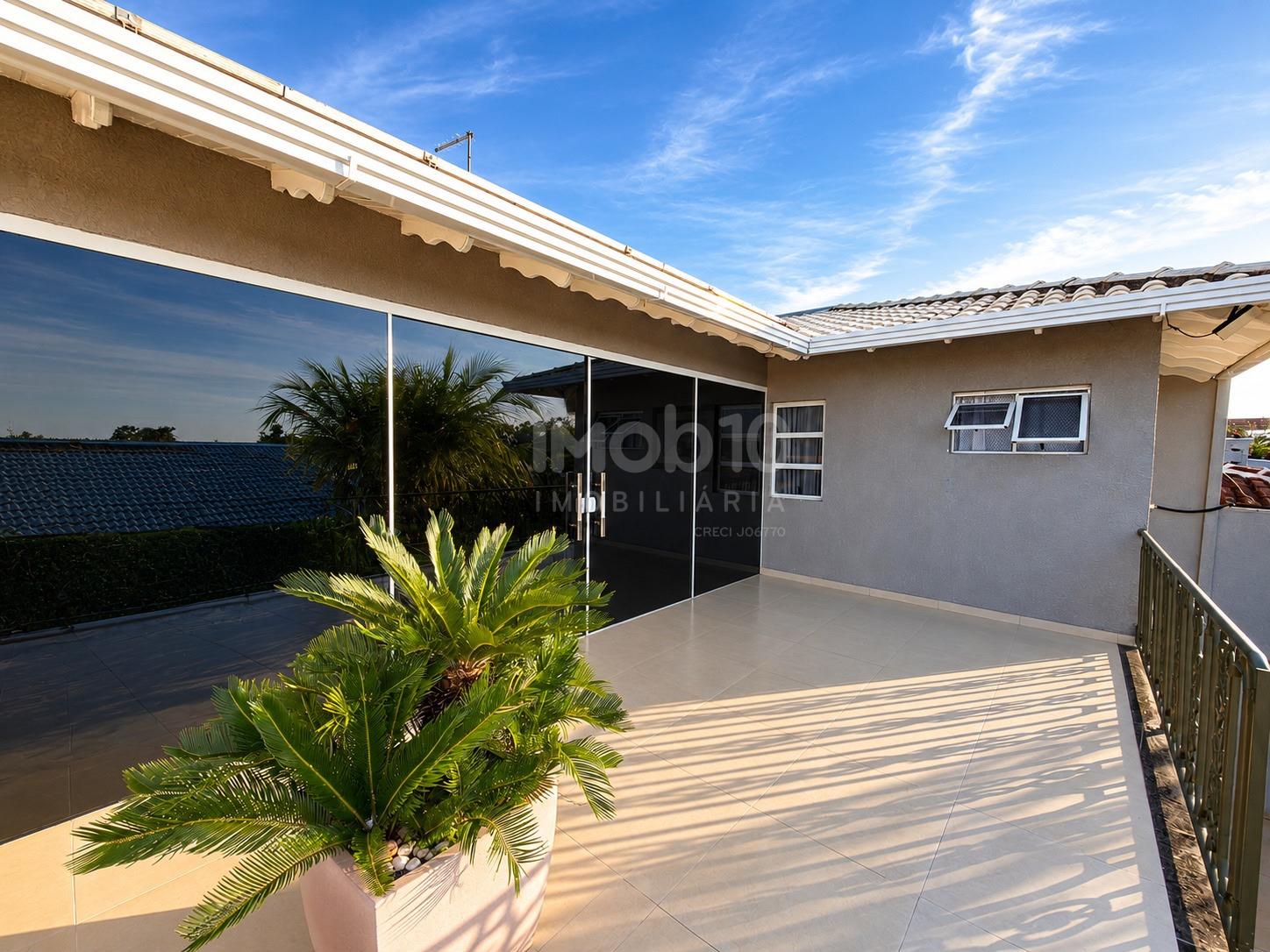 SOBRADO À VENDA NO JARDIM APORÃ COM 4 QUARTOS, ENERGIA SOLAR E  PISCINA